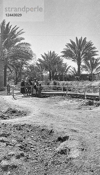 WW1 Fotos im Irak (Mesopotamien) und Umgebung. Britische Royal Engineers  Baqubah  Klatsch auf der Brücke. Ein Soldat und Araber unterhalten sich auf einer Brücke