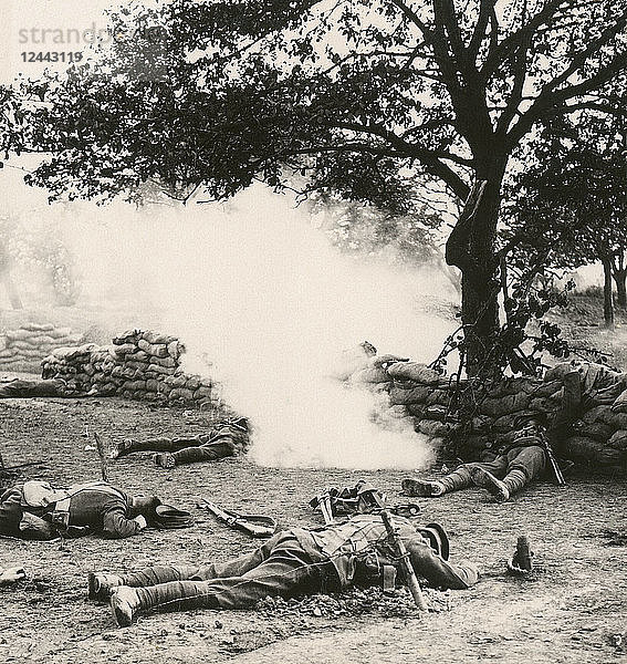 Stereoview WW1  Der Große Krieg Realistische Reisen Militärfotos um 1918. Der Preis des Sieges! Tapfere Jungs  die bei einem frühmorgendlichen Angriff auf die Hunnenlinien gefallen sind