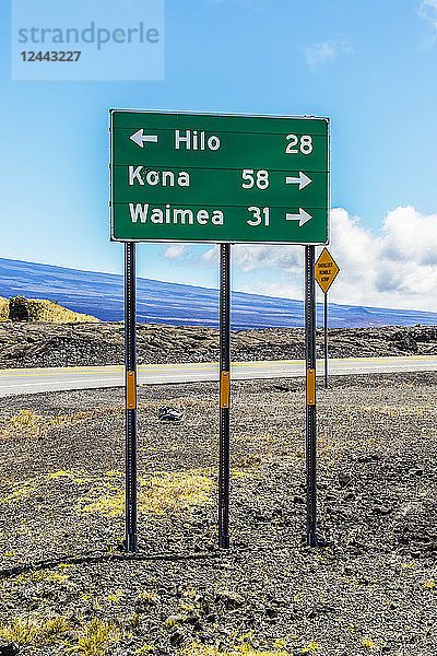 Straßenschild mit Meilenangaben zu Zielen von der Mauna Kea Access Road an der Kreuzung mit dem Daniel K. Inouye Highway (im Bild)  auch bekannt als Saddle Road und Hawaii State Route 200 auf der Big Island von Hawaii  USA im Sommer  Insel Hawaii  Hawaii  Vereinigte Staaten von Amerika