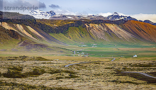 Ein schöner langer Blick über die bunte Landschaft eines Tals von einem touristischen Aussichtspunkt  Island