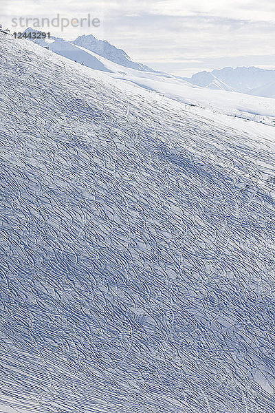 Der Hang des Arctic Valley Ski Area mit Skispuren bedeckt  Southcentral Alaska  Winter