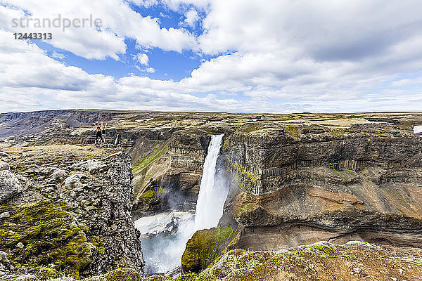 Ein wunderschöner Aussichtspunkt mit Blick auf das Haifoss-Wasserfalltal  ein beliebtes Wanderziel für Reisende in Island  Island