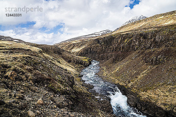 Ein Fluss durchquert Zentral- und Westisland. Tausende von Wasserfällen speisen im Frühjahr Flüsse wie diesen; Island