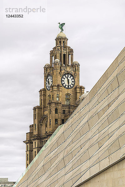 Altes Liverpooler Gebäude mit Uhrenturm hinter der modernen Wand des Museums  Liverpool  England