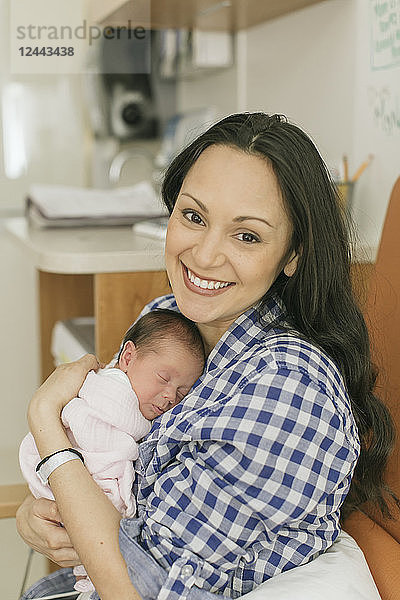 Neugeborenes in den Armen der Mutter auf der Neugeborenen-Intensivstation; Surrey  British Columbia  Kanada