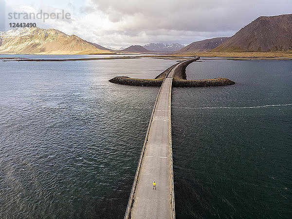Mann steht auf einer Brücke in Island. Bild aufgenommen mit einer Drohne; Grundarfjorour  Island