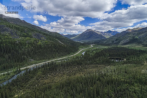 Der Dempster Highway schlängelt sich durch die Tombstone Mountains  Yukon Territory  Kanada