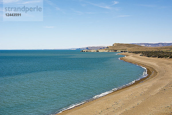 Wüstenküste und Strand kontrastieren mit dem blauen Meer und dem Himmel; Santa Cruz  Argentinien