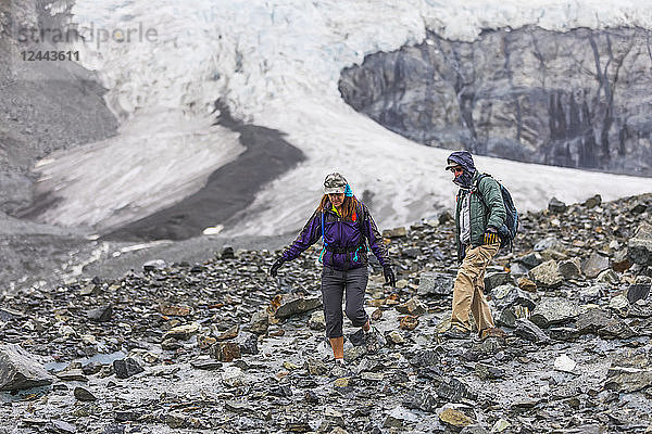 Ein Ehepaar wandert auf der zerklüfteten Oberfläche des Gulkana-Gletschers  Alaska  Vereinigte Staaten von Amerika
