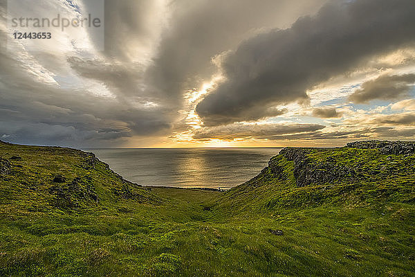 Sonnenuntergang über dem Atlantik mit dramatischen Wolken  Halbinsel Snaefellsness  Island