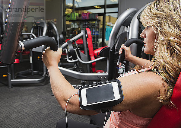 Eine Frau mittleren Alters beim Oberkörpertraining in einem Fitnessstudio  Spruce Grove  Alberta  Kanada