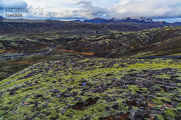 Ein Blick auf das isländische Hochland entlang der Südküste
