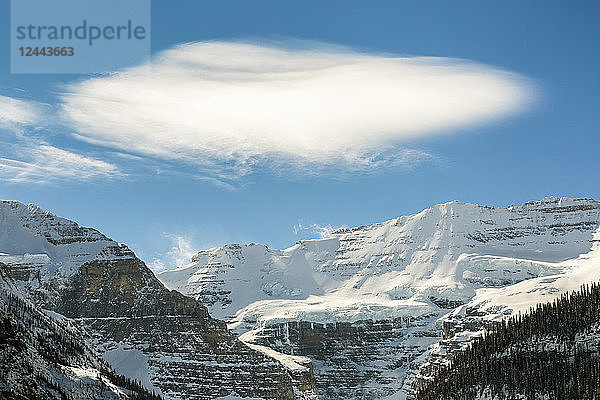 Schneebedeckter Berg und Gletscher mit interessanten Wolken und blauem Himmel; Lake Louise  Alberta  Kanada