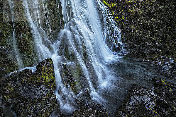 Wasserfall entlang der Straße  Westfjorde  Island