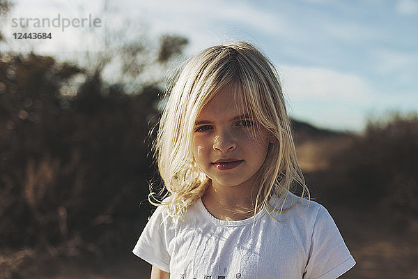 Porträt eines jungen Mädchens mit blondem Haar; Kalifornien  Vereinigte Staaten von Amerika