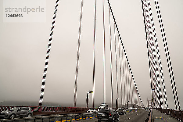 Hängeseile bilden eine Kluft  durch die der tägliche Verkehr auf der Golden Gate Bridge pendelt; San Francisco  Kalifornien  Vereinigte Staaten von Amerika