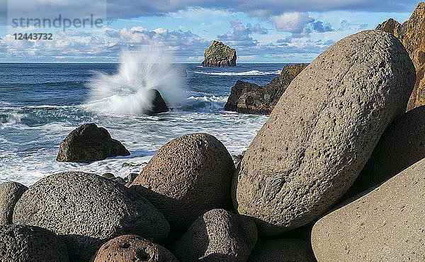 Wellen schlagen auf die Felsen an der Südküste Islands  Island