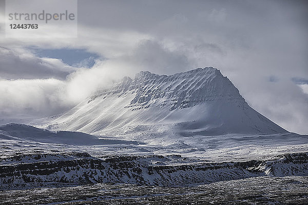 Schneebedeckter Gipfel hinter der Stadt Djupavik  Djupavik  Westfjorde  Island