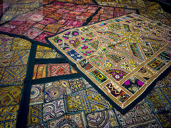 Ausstellung von farbenfrohen und dekorativen Textilien  Jaisalmer  Rajasthan  Indien