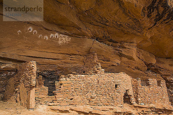 Umgekehrte Handabdrücke  Ancestral Pueblo  bis zu 1.000 Jahre alt  Bears Ears National Monument  Utah  Vereinigte Staaten von Amerika