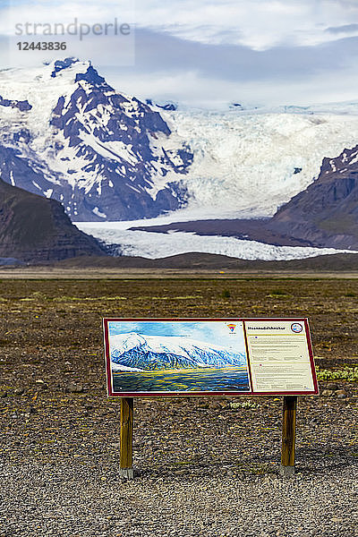 Ein touristisches Schild an diesem isländischen Aussichtspunkt beschreibt den Gipfel des Hvannadalshnjukur am nordwestlichen Rand des Kraters des Vulkans Oraefajokull in Island und ist der höchste in Island  Island