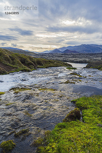 Ein wunderschöner Süßwasserfluss fließt durch ein Tal in Westisland  Island