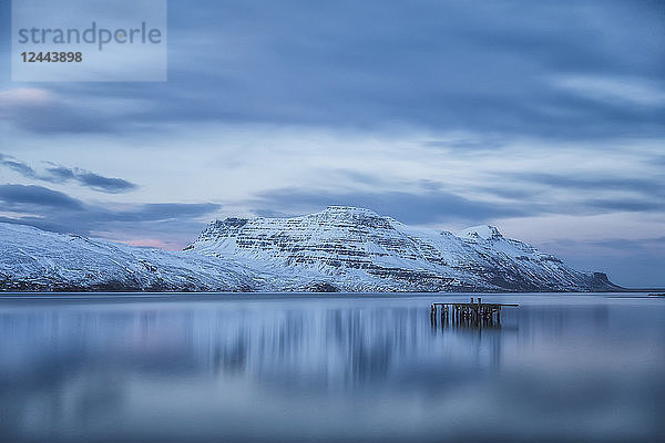 Schöner Sonnenuntergang blaues Licht über dem Fjord in der Nähe von Djupavik  Westfjorde  Island