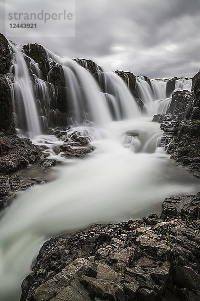 Kleiner Wasserfall in der ländlichen Gegend von Nordisland  Island