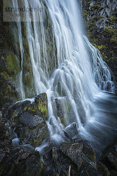 Wasserfall entlang der Straße  Westfjorde  Island