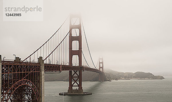 Golden Gate Bridge an einem bewölkten Tag; San Francisco  Kalifornien  Vereinigte Staaten von Amerika