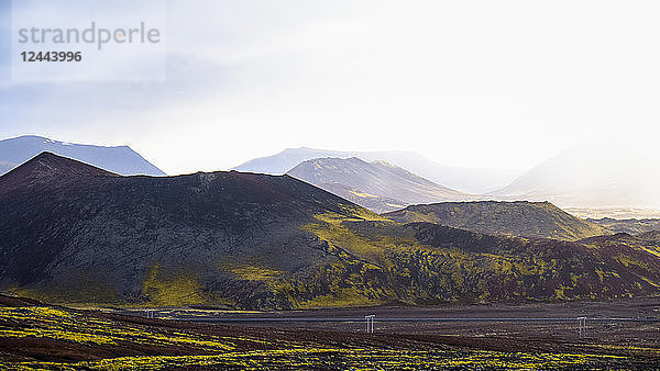 Kleine Vulkane wie diese sind über Island verstreut  und das grüne Moos  das auf dem reichen vulkanischen Boden wächst  ist ein typisches Merkmal Islands; Grundarfjorour  Island