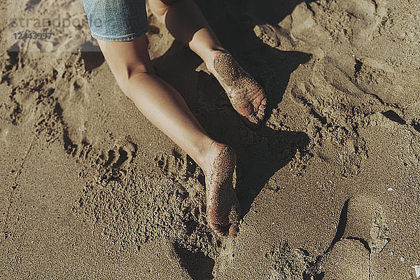 Die nassen Füße eines Kindes im Sand; Long Beach  Kalifornien  Vereinigte Staaten von Amerika