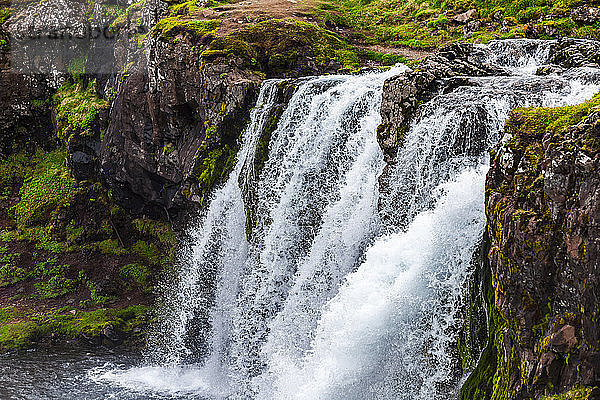Eine Nahaufnahme des Wasserfalls Kirkjufellsfoss am Berg Kirkjufell in Westisland  Grundarfjorour  Island