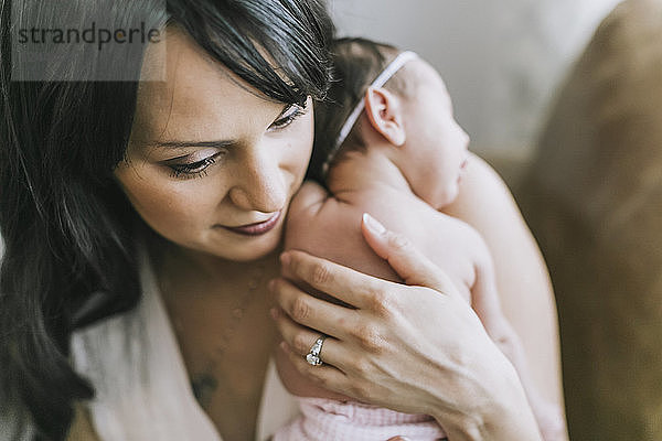 Neugeborenes Baby in den Armen der Mutter zu Hause; Surrey  British Columbia  Kanada