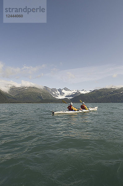 Großvater und Enkel beim Seekajakfahren im Prince William Sound  in der Nähe von Whittier  Southcentral  Alaska
