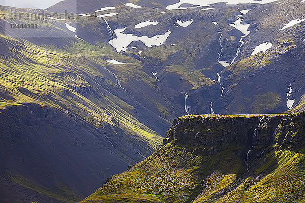 Das Grün der isländischen Landschaft mit Wasserfällen  Halbinsel Snaefellsness  Grundarfjordur  Island