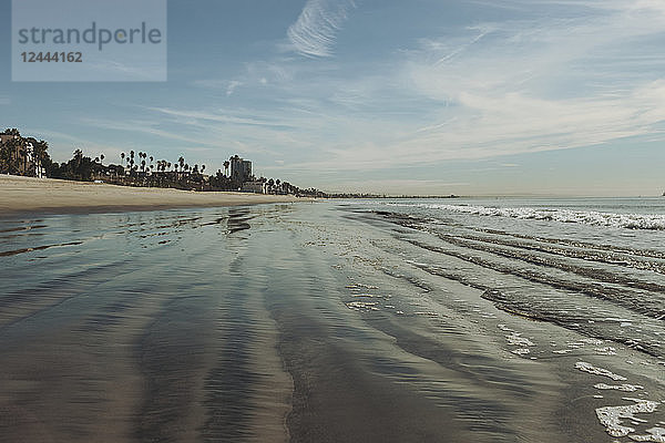 Die Brandung spült über den gekräuselten Sand an einem Strand  Long Beach  Kalifornien  Vereinigte Staaten von Amerika
