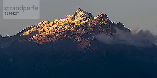 Sonnenlicht beleuchtet die zerklüfteten Gipfel des Kangchenjunga-Gebirges  eines Teils der Großen Himalaya-Kette  Sikkim  Indien