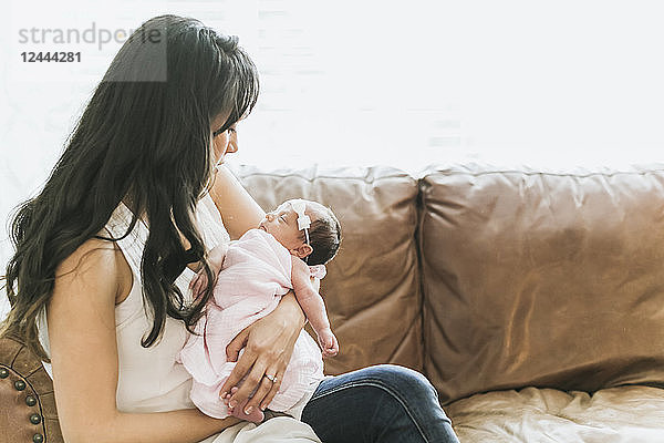 Neugeborenes Baby in den Armen der Mutter zu Hause; Surrey  British Columbia  Kanada