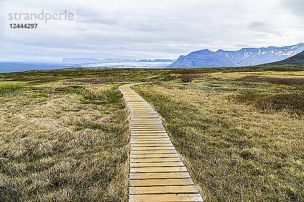 Ein Holzsteg führt Wanderer über die Wanderroute auf dem Plateau des Vatnajokull-Nationalparks  Island
