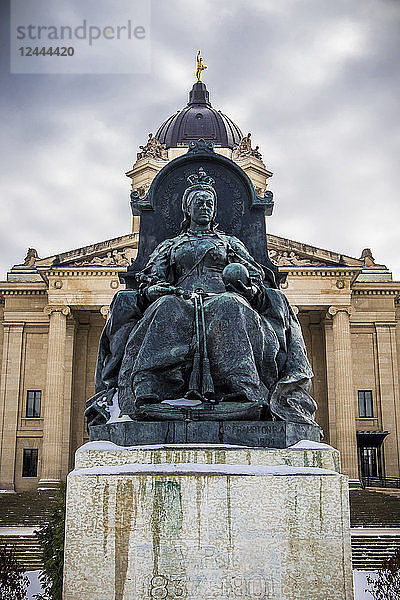 Eine Skulptur von Königin Victoria mit dem Manitoba Legislative Building im Hintergrund und einer Statue des Golden Boy obenauf  Winnipeg  Manitoba  Kanada