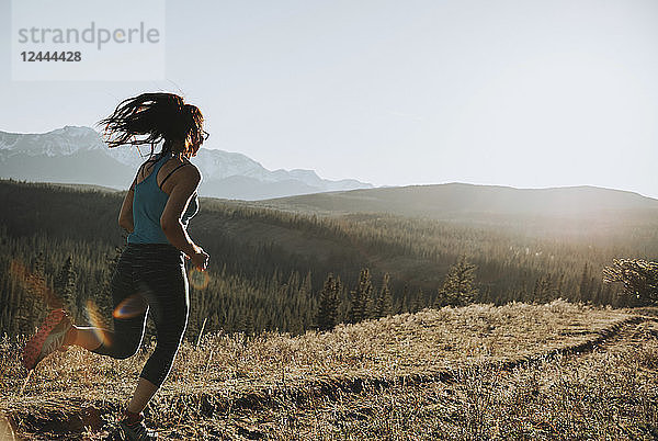 Eine Frau läuft auf einem Wanderweg in den Rocky Mountains  in der Nähe von Hinton; Alberta  Kanada