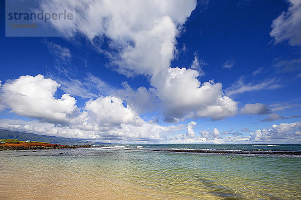 Ruhiges Wasser innerhalb des Riffs am Baby Beach  Nordküste von Maui  Paia  Maui  Hawaii  Vereinigte Staaten von Amerika