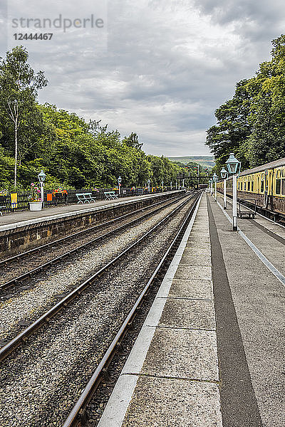 Verkleinerte Perspektive der Gleise und Lampen im Bahnhof Goathland  Yorkshire  England
