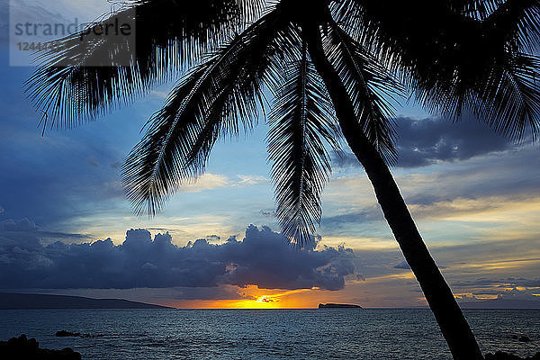 Maui Sonnenuntergang  Kahoolawe und Molokini in der Ferne  Wailea  Maui  Hawaii  Vereinigte Staaten von Amerika