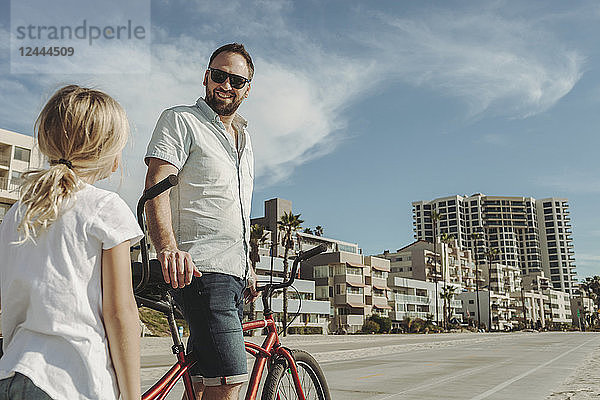 Vater und Tochter beim Fahrradfahren in Long Beach; Long Beach  Kalifornien  Vereinigte Staaten von Amerika