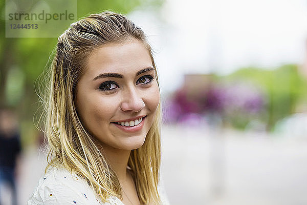 Porträt einer schönen jungen Frau auf einem Universitätscampus mit ausgeblendetem Hintergrund  Edmonton  Alberta  Kanada