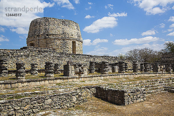 Chac-Komplex (Vordergrund)  Observatorium (Hintergrund)  Mayapan Archäologische Stätte  Maya-Ruinen  Yucatan  Mexiko