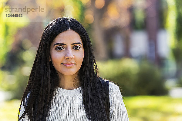 Porträt einer jungen Universitätsstudentin libanesischer Abstammung auf dem Campus  Edmonton  Alberta  Kanada