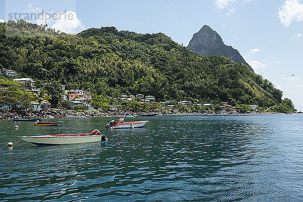 Boote auf dem karibischen Meer im Schatten der Pitons  St. Lucia